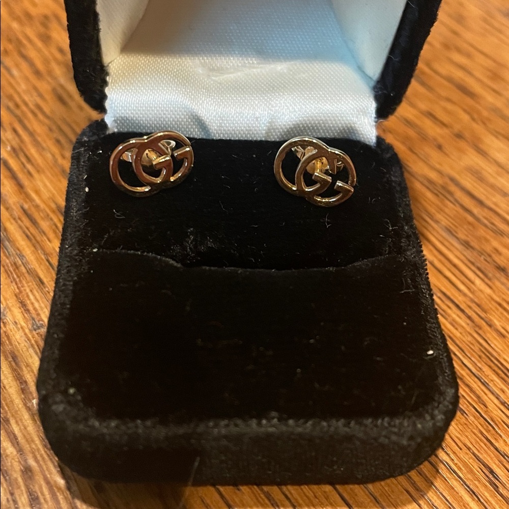 Gucci Iconic GG 18k Gold Earrings - Picture 2 of 4